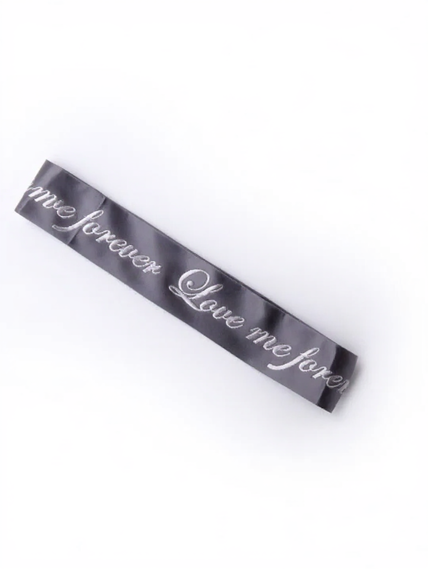 Benda in raso nero con scritta: Love Me Forever