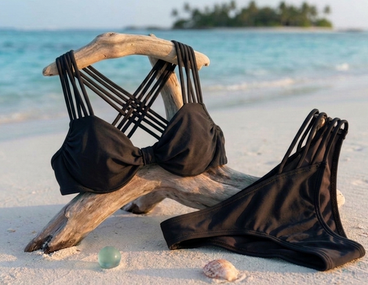 bikini nero con coppe imbottite