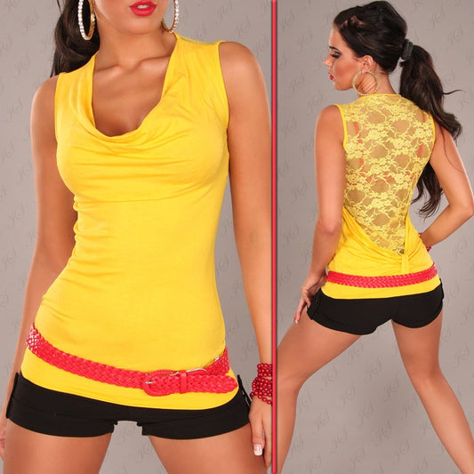Top giallo da donna con scollatura profonda frontale e inserto in pizzo sulla schiena indossato da modella