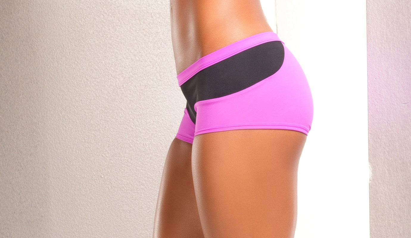 Shorts donna in lycra elasticizzata con inserti neri a contrasto aderenti per fitness, yoga e outfit sport-chic, vista laterale